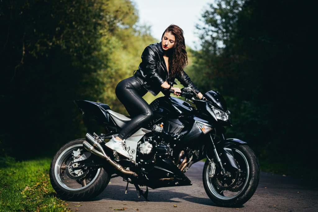 革ジャンを着てバイクに乗る女性