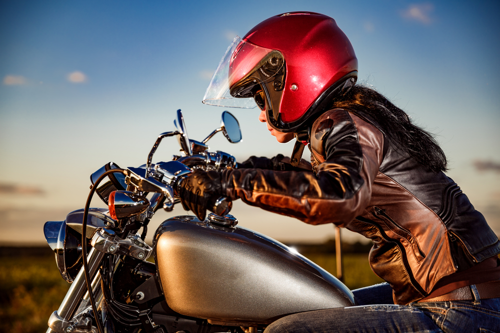 安全な服装でバイクに乗る女性